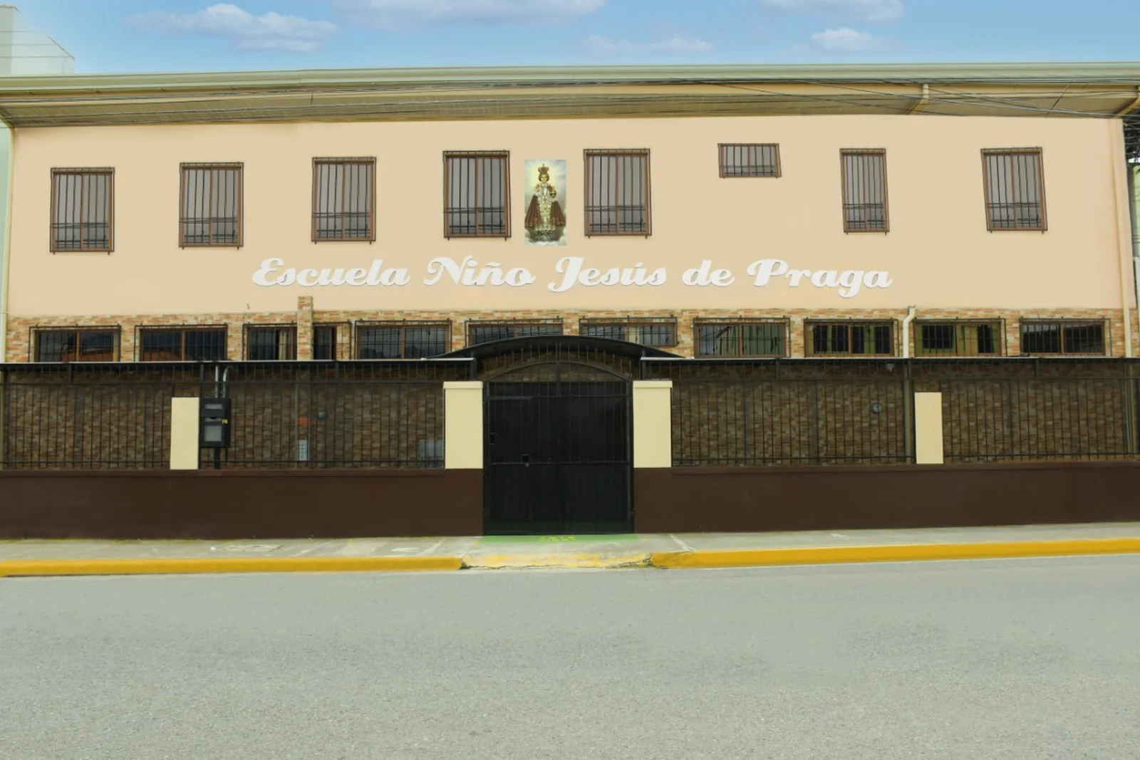 Fachada del Centro Educativo Niño Jesús de Praga